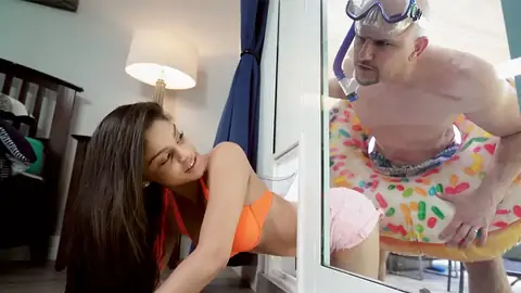 She got stuck and the teenage got her vagina torn up